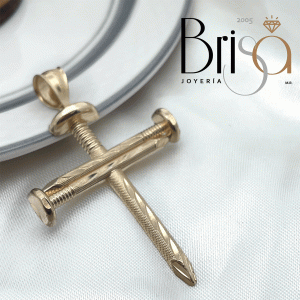 Dije Cruz de Clavos en Oro Sólido 10k – Símbolo de Fe y Fortaleza con Acabado Industrial